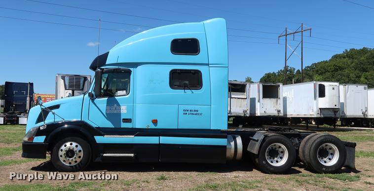 image for item DD1634 2007 Volvo VNL semi truck