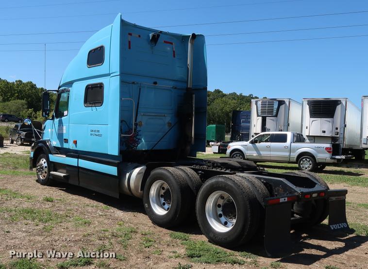 image for item DD1634 2007 Volvo VNL semi truck