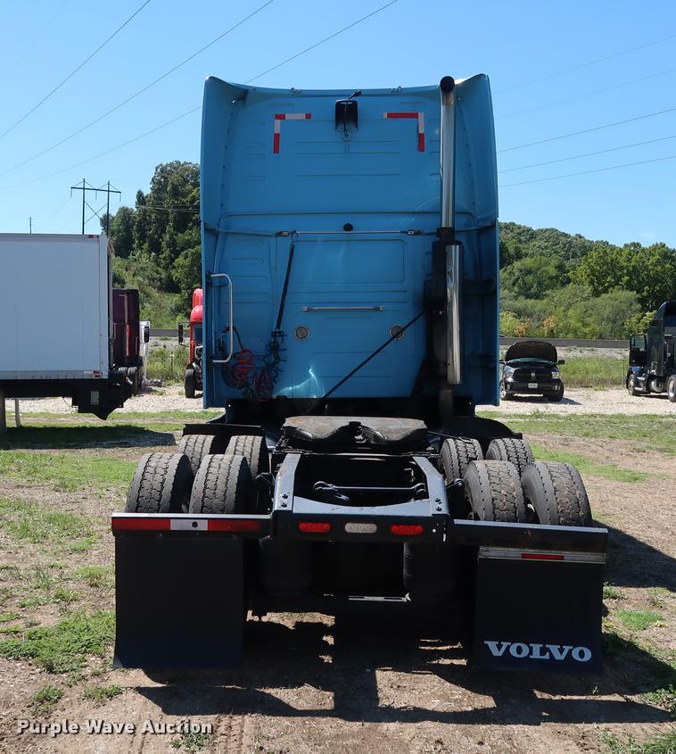 image for item DD1634 2007 Volvo VNL semi truck
