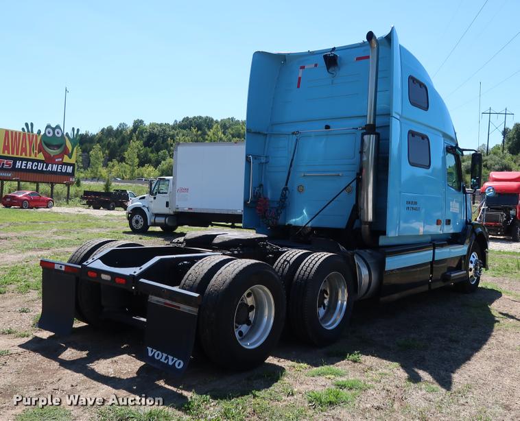 image for item DD1634 2007 Volvo VNL semi truck