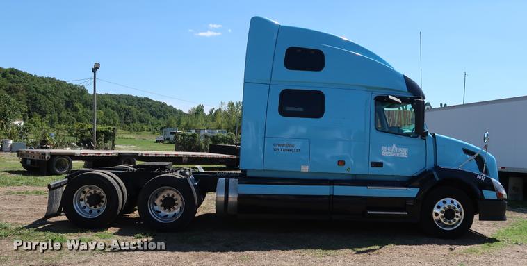 image for item DD1634 2007 Volvo VNL semi truck