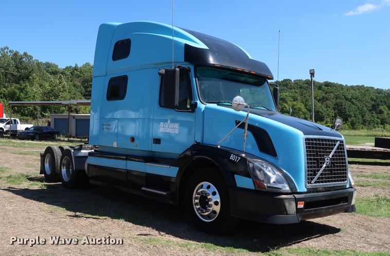 image for item DD1634 2007 Volvo VNL semi truck