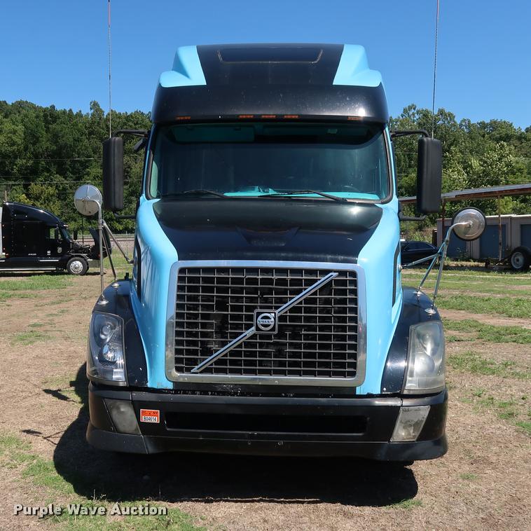 image for item DD1634 2007 Volvo VNL semi truck