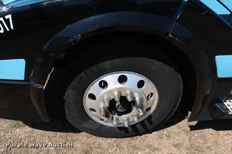 image for item DD1634 2007 Volvo VNL semi truck