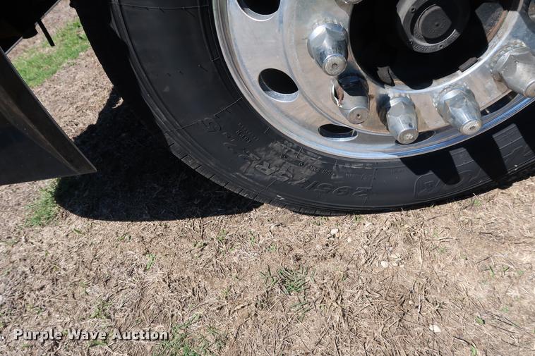 image for item DD1634 2007 Volvo VNL semi truck