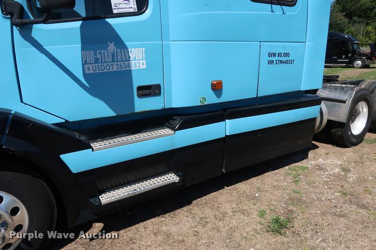 image for item DD1634 2007 Volvo VNL semi truck