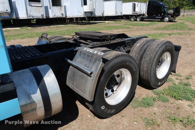 image for item DD1634 2007 Volvo VNL semi truck