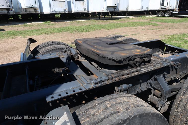 image for item DD1634 2007 Volvo VNL semi truck