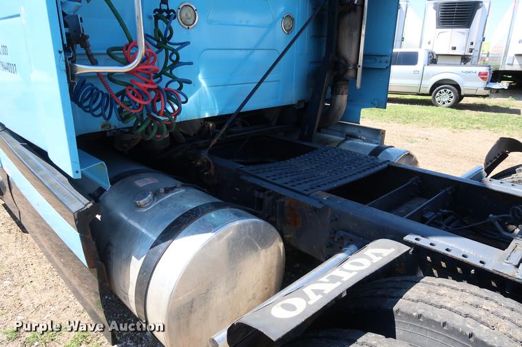 image for item DD1634 2007 Volvo VNL semi truck