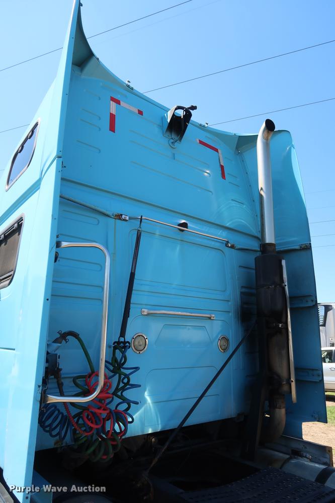 image for item DD1634 2007 Volvo VNL semi truck