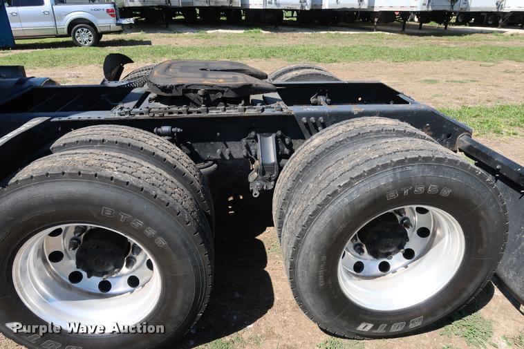 image for item DD1634 2007 Volvo VNL semi truck