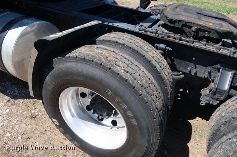 image for item DD1634 2007 Volvo VNL semi truck