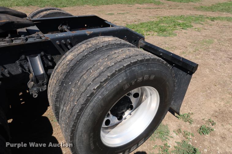 image for item DD1634 2007 Volvo VNL semi truck