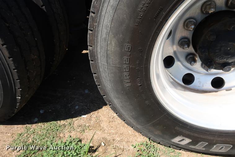 image for item DD1634 2007 Volvo VNL semi truck