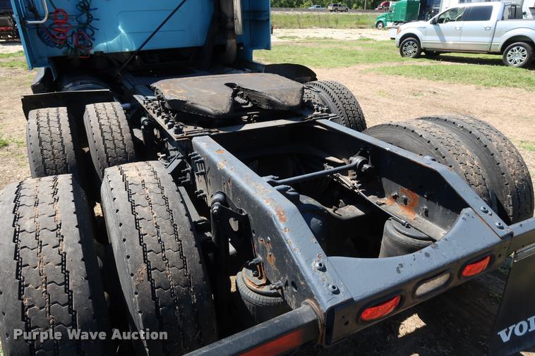 image for item DD1634 2007 Volvo VNL semi truck