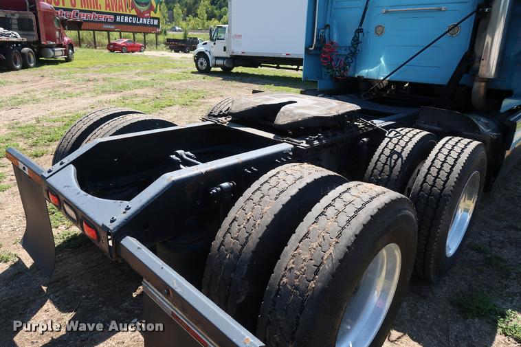 image for item DD1634 2007 Volvo VNL semi truck