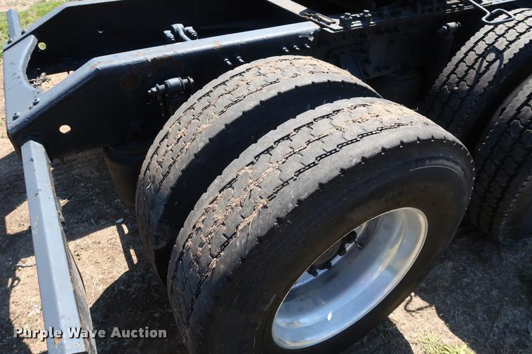 image for item DD1634 2007 Volvo VNL semi truck