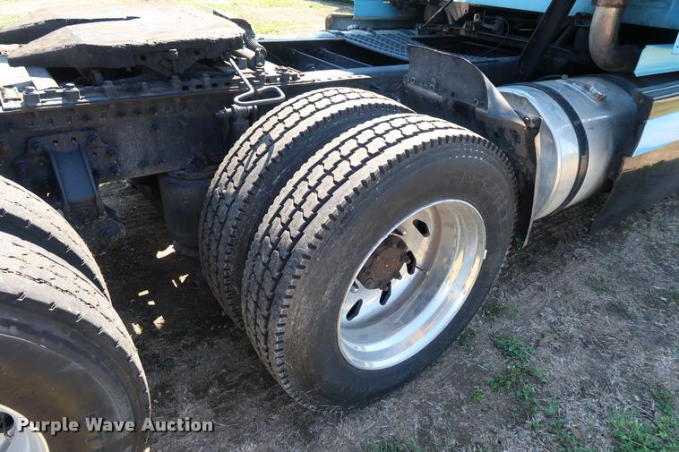 image for item DD1634 2007 Volvo VNL semi truck