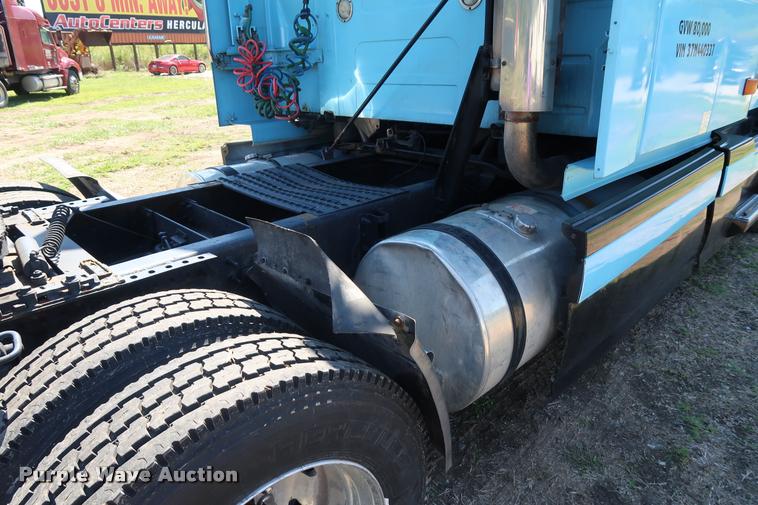 image for item DD1634 2007 Volvo VNL semi truck