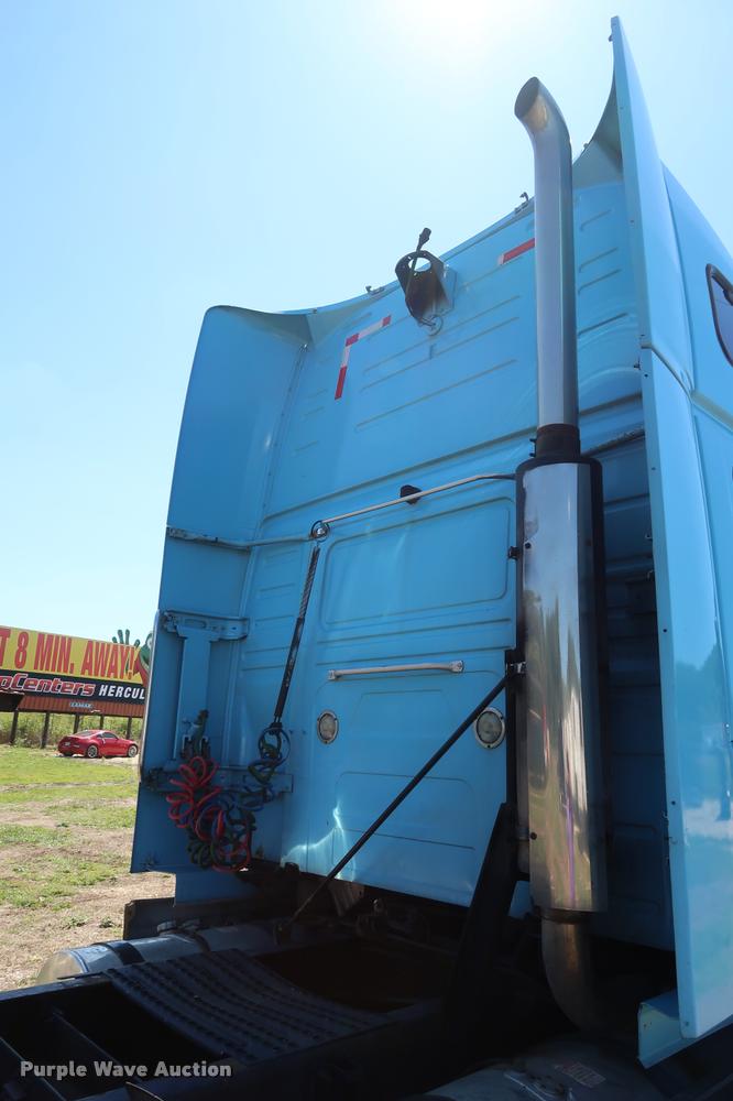 image for item DD1634 2007 Volvo VNL semi truck