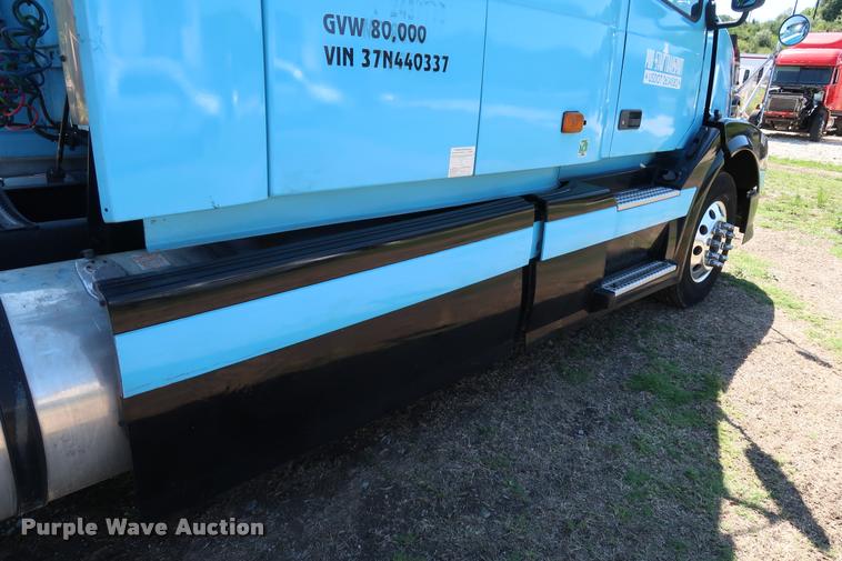 image for item DD1634 2007 Volvo VNL semi truck