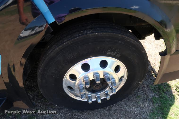 image for item DD1634 2007 Volvo VNL semi truck