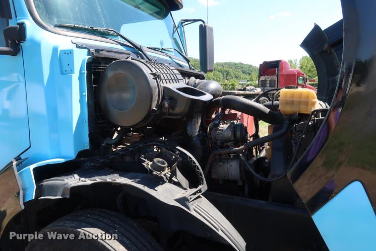 image for item DD1634 2007 Volvo VNL semi truck