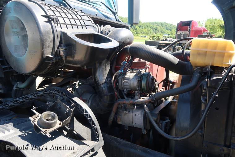 image for item DD1634 2007 Volvo VNL semi truck