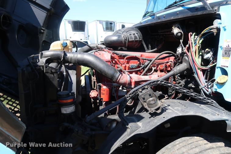 image for item DD1634 2007 Volvo VNL semi truck