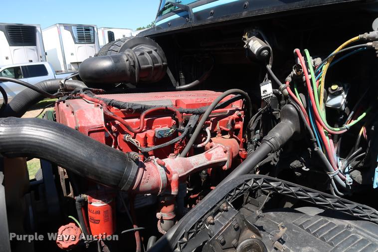 image for item DD1634 2007 Volvo VNL semi truck