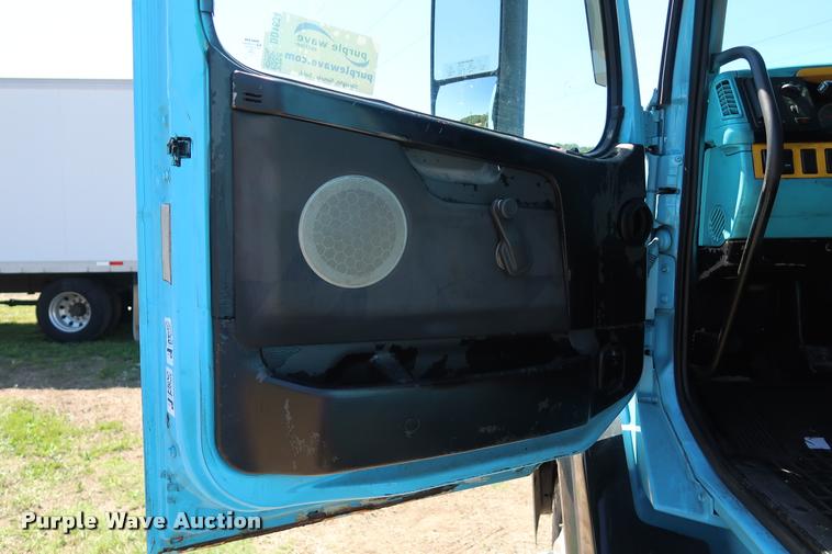 image for item DD1634 2007 Volvo VNL semi truck