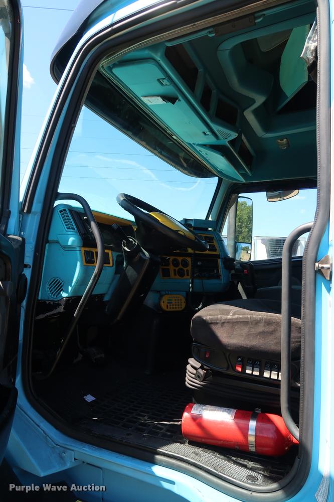 image for item DD1634 2007 Volvo VNL semi truck