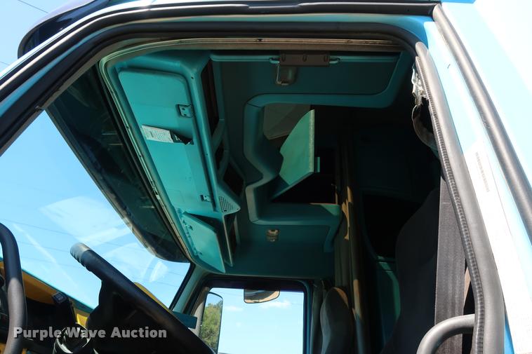 image for item DD1634 2007 Volvo VNL semi truck