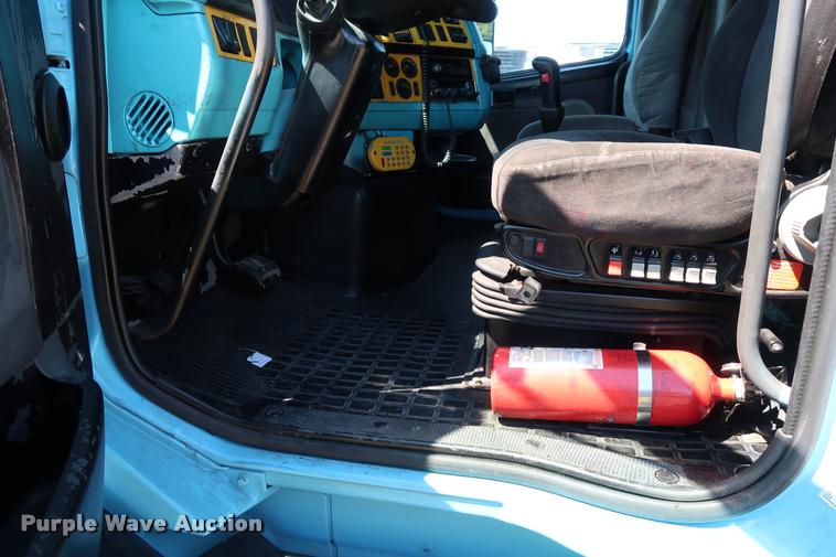 image for item DD1634 2007 Volvo VNL semi truck