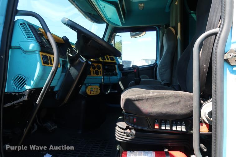 image for item DD1634 2007 Volvo VNL semi truck