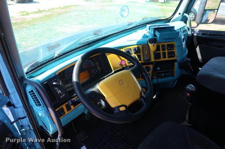 image for item DD1634 2007 Volvo VNL semi truck
