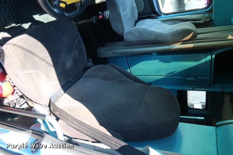 image for item DD1634 2007 Volvo VNL semi truck