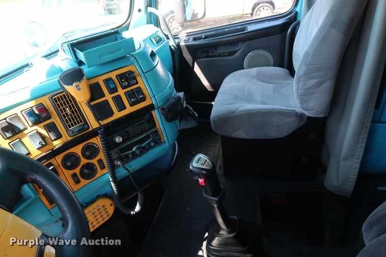 image for item DD1634 2007 Volvo VNL semi truck