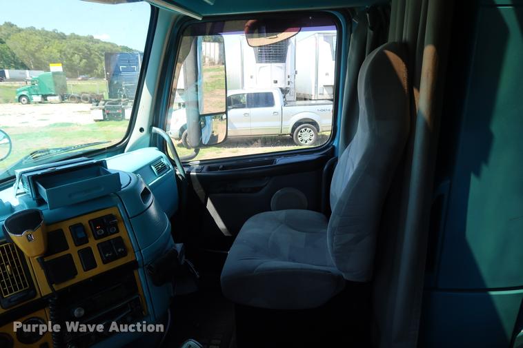 image for item DD1634 2007 Volvo VNL semi truck