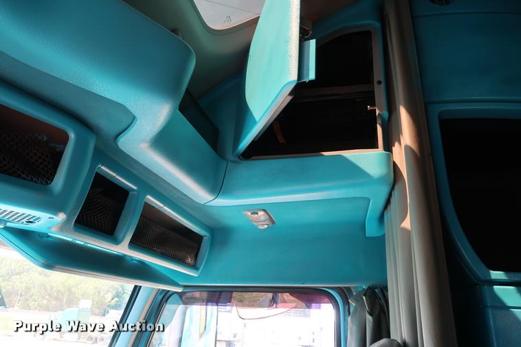 image for item DD1634 2007 Volvo VNL semi truck