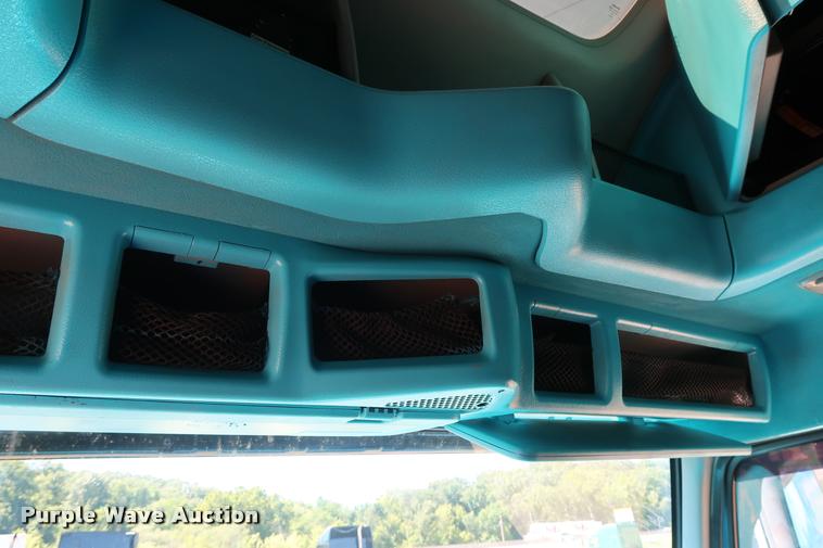 image for item DD1634 2007 Volvo VNL semi truck