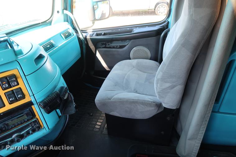 image for item DD1634 2007 Volvo VNL semi truck