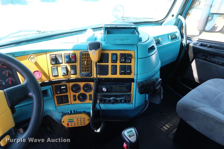 image for item DD1634 2007 Volvo VNL semi truck