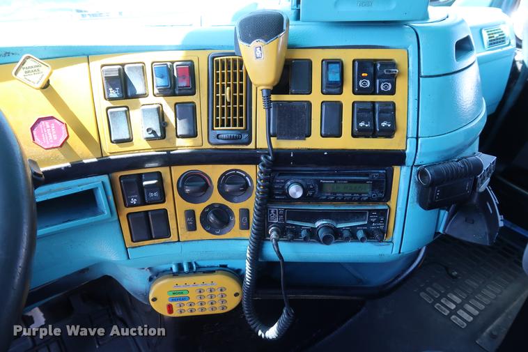 image for item DD1634 2007 Volvo VNL semi truck