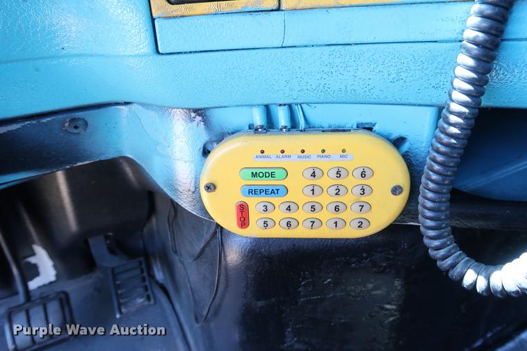 image for item DD1634 2007 Volvo VNL semi truck