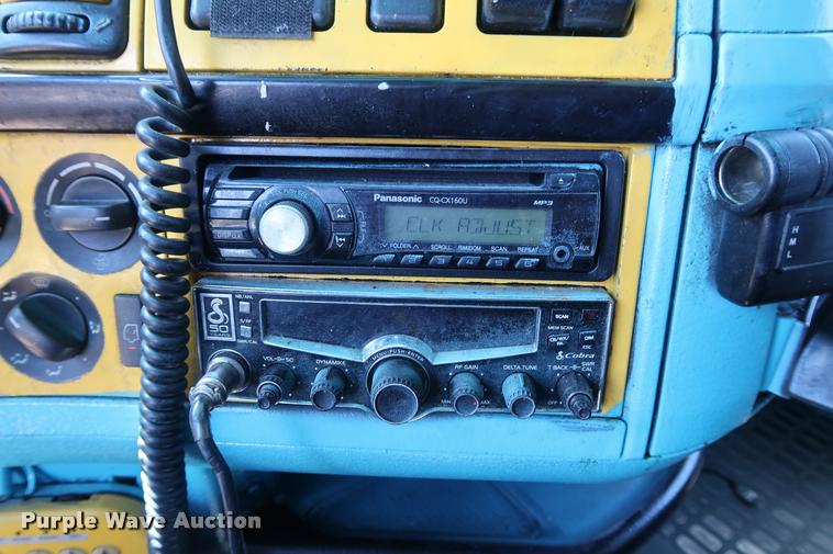 image for item DD1634 2007 Volvo VNL semi truck