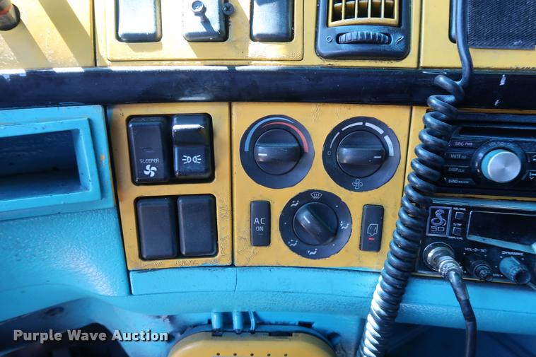 image for item DD1634 2007 Volvo VNL semi truck