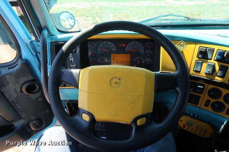 image for item DD1634 2007 Volvo VNL semi truck