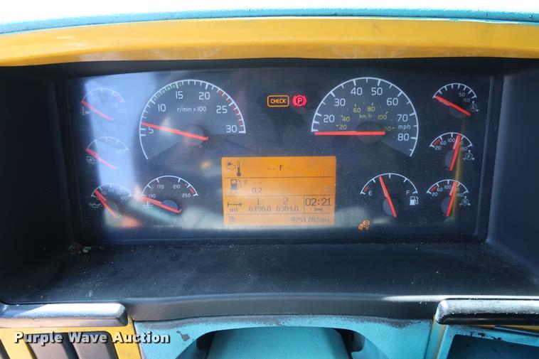 image for item DD1634 2007 Volvo VNL semi truck