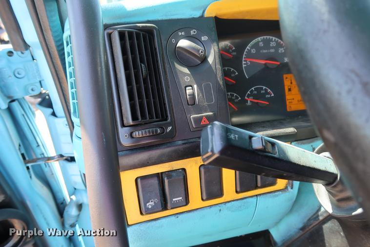 image for item DD1634 2007 Volvo VNL semi truck